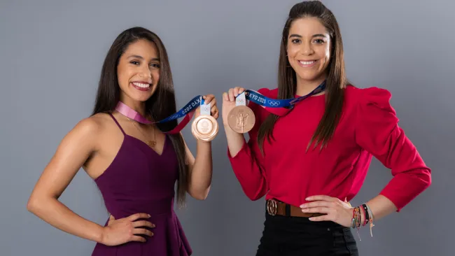 Alejandra Orozco y Gabriela Agúndez posan con su medalla 