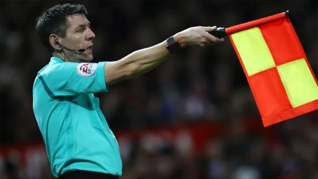 Un asistente marcando fuera de juego