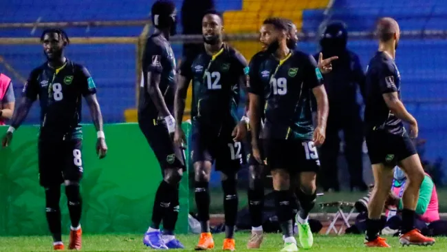 Jugadores de Jamaica celebran un tanto ante Honduras 