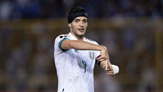 Raúl Jiménez celebrando su gol ante El Salvador