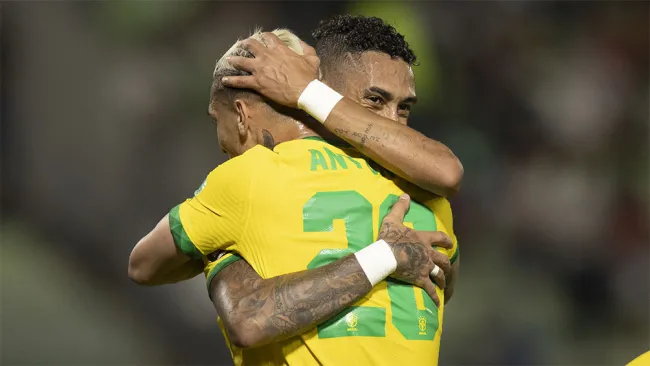 Jugadores de Brasil festejan un gol