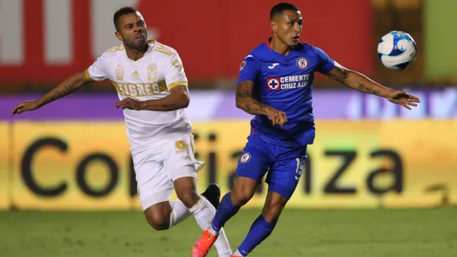 Carioca y Yotún pelean un esférico en Liga MX 