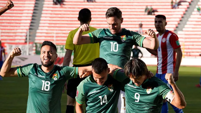 Jugadores de Bolvia festejan uno de los goles ante Paraguay