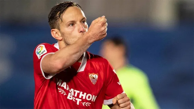 Ivan Rakitic festeja gol con el Sevilla