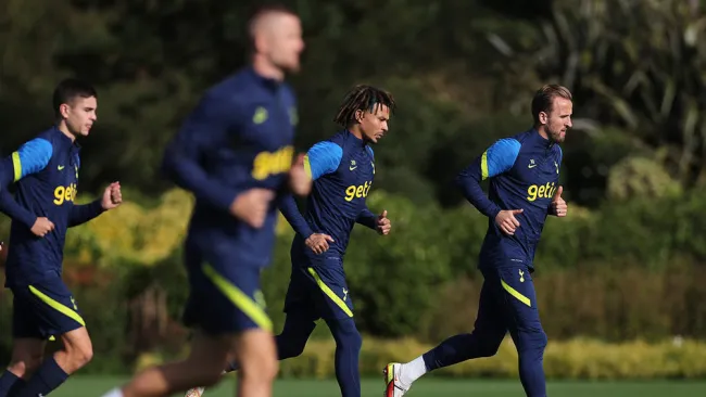 Plantilla del Tottenham en una práctica