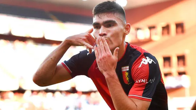 Johan Vásquez celebrando su primer gol con el Genoa 