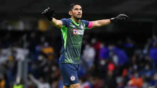 Jesús Corona en un partido con el Cruz Azul
