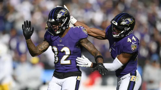 Jugadores de Ravens festejan tras una jugada