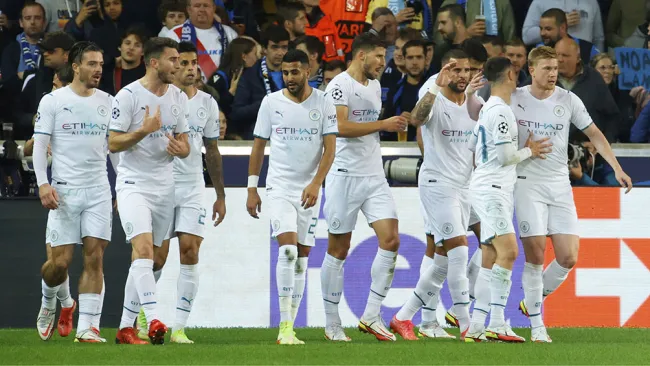 Jugadores de Manchester City festejan uno de los goles