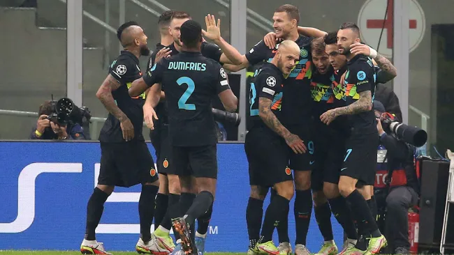 Jugadores del Inter festejan uno de los goles