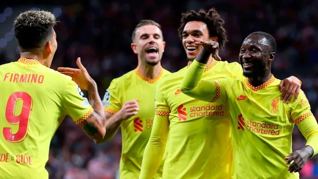 Jugadores del Liverpool festejan gol vs Atlético