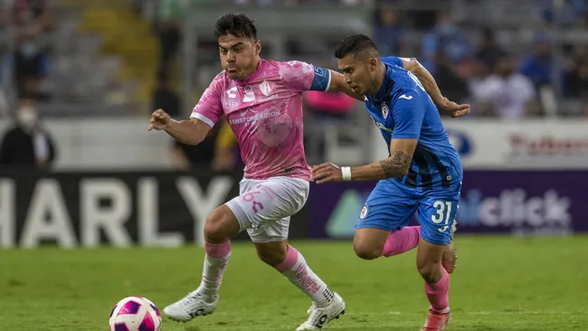 Aldo Rocha disputa el balón con Orbelín Pineda 