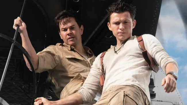Tom Holland y Mark Wahlberg en la película de Uncharted