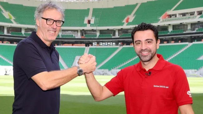 Blanc y Xavi en la cancha del Al Thumama 