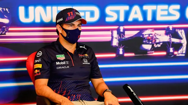 Sergio Pérez en conferencia con los medios