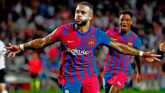 Memphis Depay en festejo con Barcelona