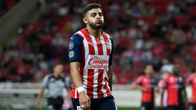 Alexis Vega en un partido con Chivas