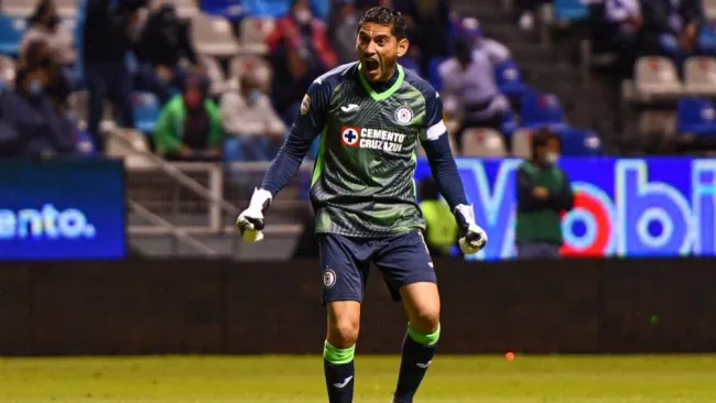 José de Jesús Corona en acción con Cruz Azul