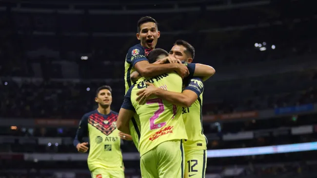 Jugadores del América festejan gol vs Tigres