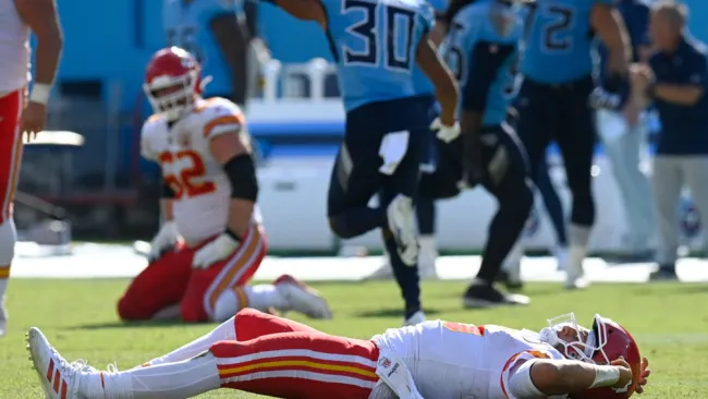 Patrick Mahomes, noqueado en el emparrillado