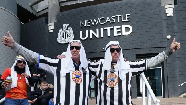 Afición del Newcastle posa con atuendos árabes