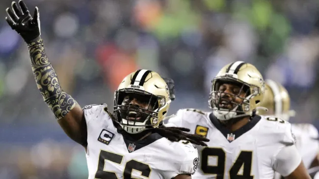 Defensivos de los Saints festejan la victoria ante Seattle