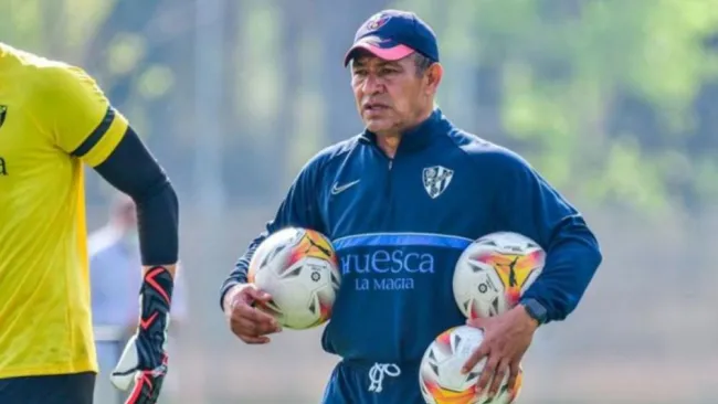 El técnico mexicano durante un entrenamiento con el Huesca