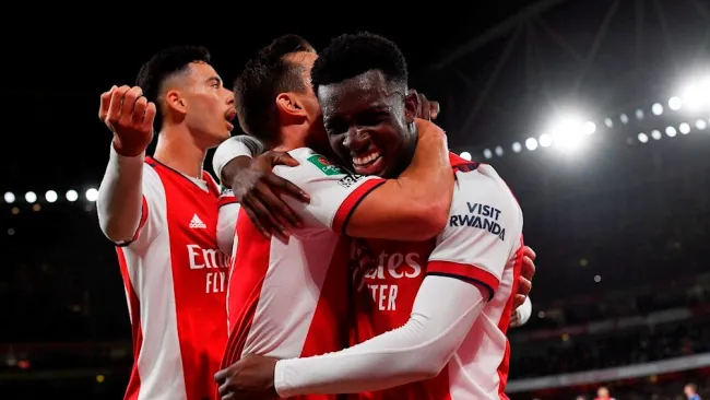 Jugadores del Arsenal festejan gol frente al Leeds United