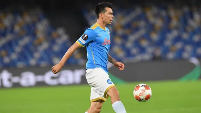 Chucky Lozano durante un partido con Napoli