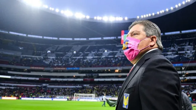 Miguel Herrera, técnico de Tigres, en el Estadio Azteca