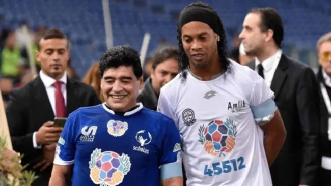Maradona y Ronaldinho previo a un duelo amistoso