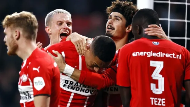 Jugadores del PSV festejando un gol a favor