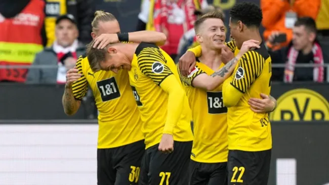 Jugadores del Borussia Dortmund celebrando un gol sobre Colonia