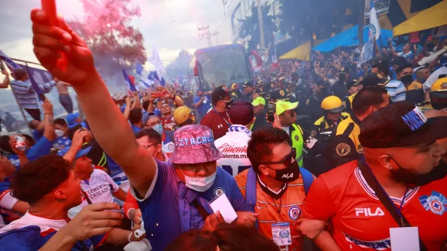 Afición de Cruz Azul en las afueras del Azteca
