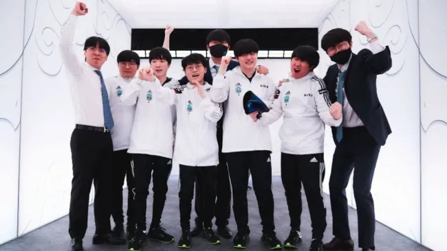 Equipo de DamWon festejando el pase a las Final