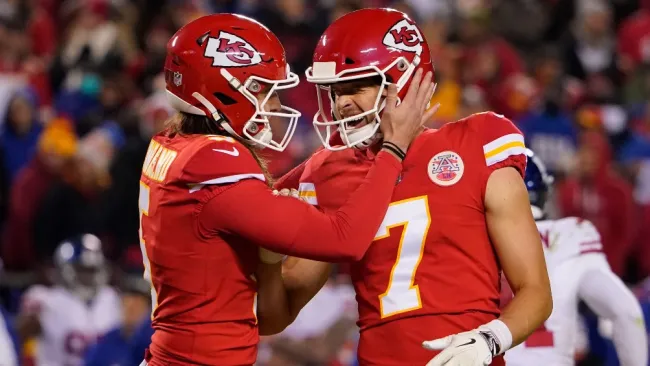 Butker es felicitado tras el gol de campo de la victoria