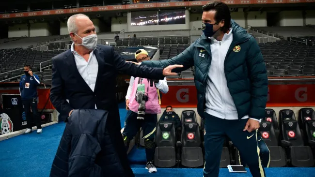 Javier Aguirre y Santiago Solari en saludo