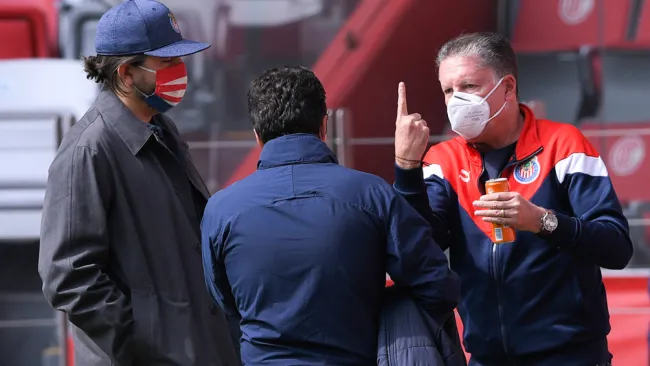 Amaury, Leaño y Peláez reunidos previo a un juego