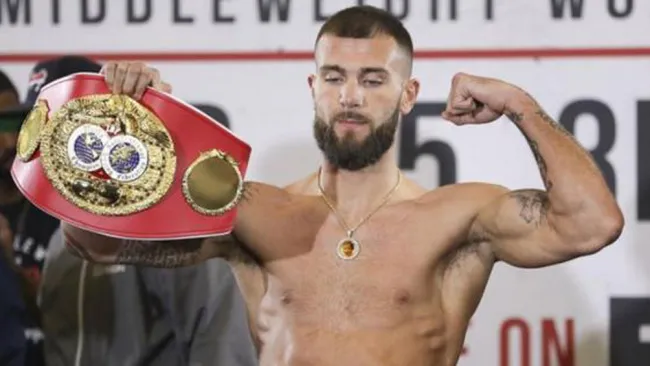 Caleb Plant en una ceremonia de pesaje