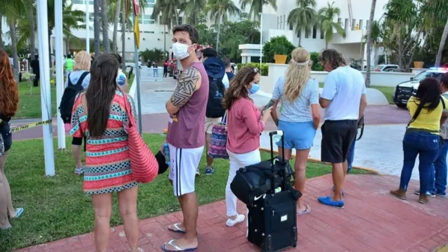 Turistas evacuados en Cancún
