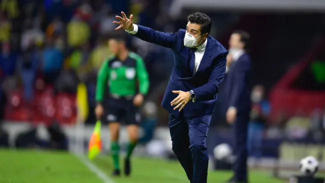 Michel Leaño dirigiendo a Chivas