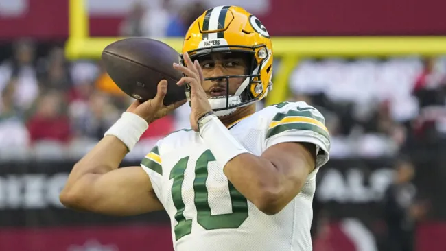 Jordan Love se prepara para lanzar el ovoide