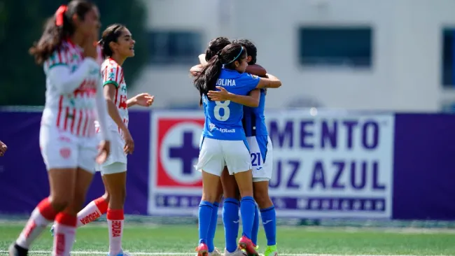 Las cruzazulinas celebran anotación de Karime Abud frente al Necaxa
