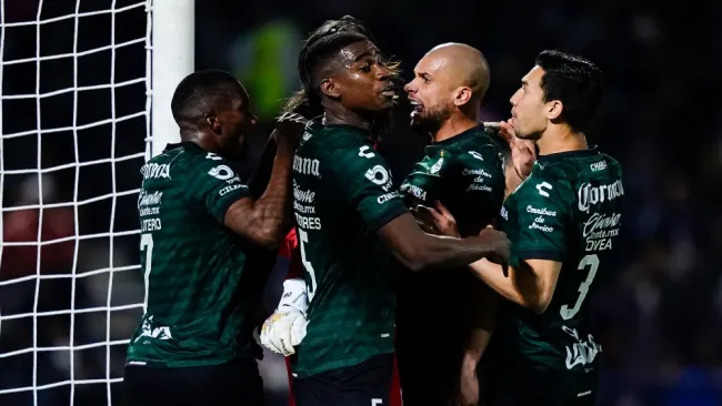 Jugadores de Santos celebran gol vs Pumas