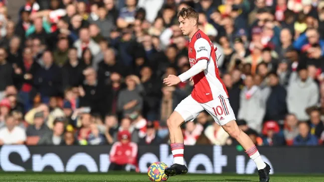 Smith Rowe jugando con el Arsenal en la Premier League