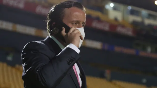 Arriola realiza una llamada en el Volcán