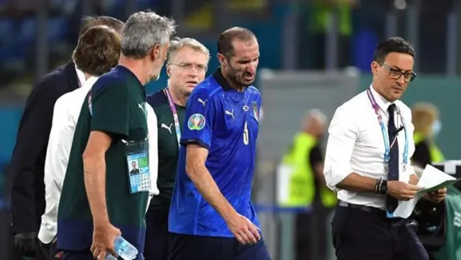 Giorgio Chiellini abandona el terreno de juego