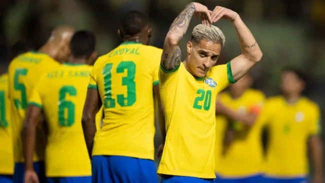 Antony Matheus dos Santos celebra con la Selección de Brasil