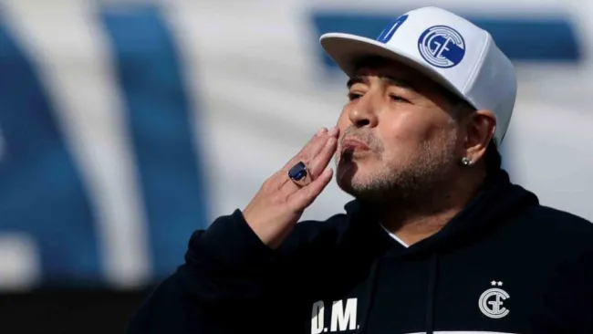 Maradona en un juego del Gimnasia 