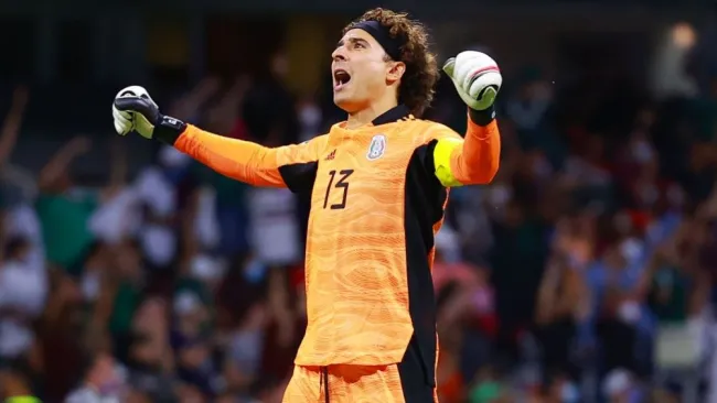 Guillermo Ochoa en un partido con la Selección Mexicana